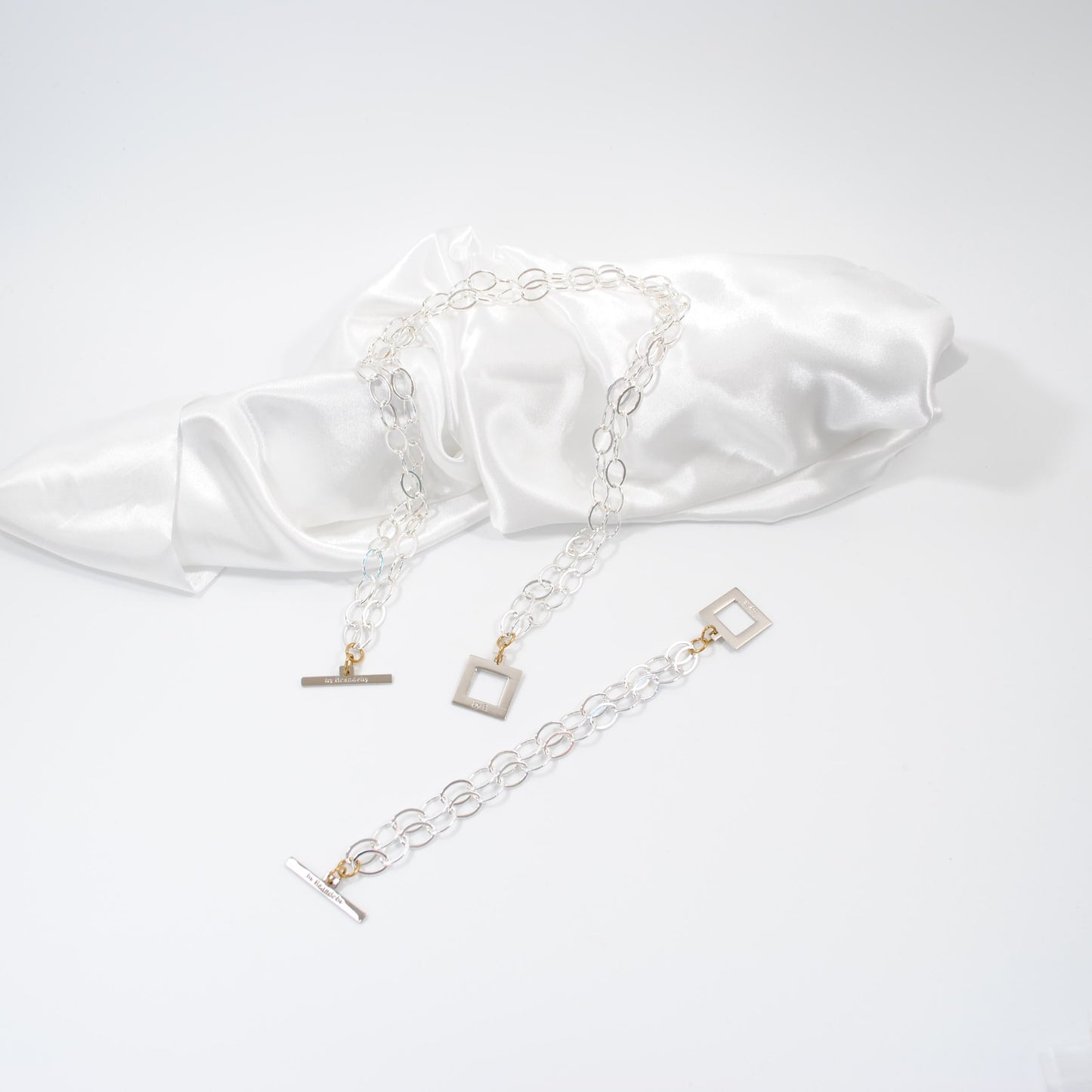 classy armband och halsband kedjor och guldringar design by brandeby