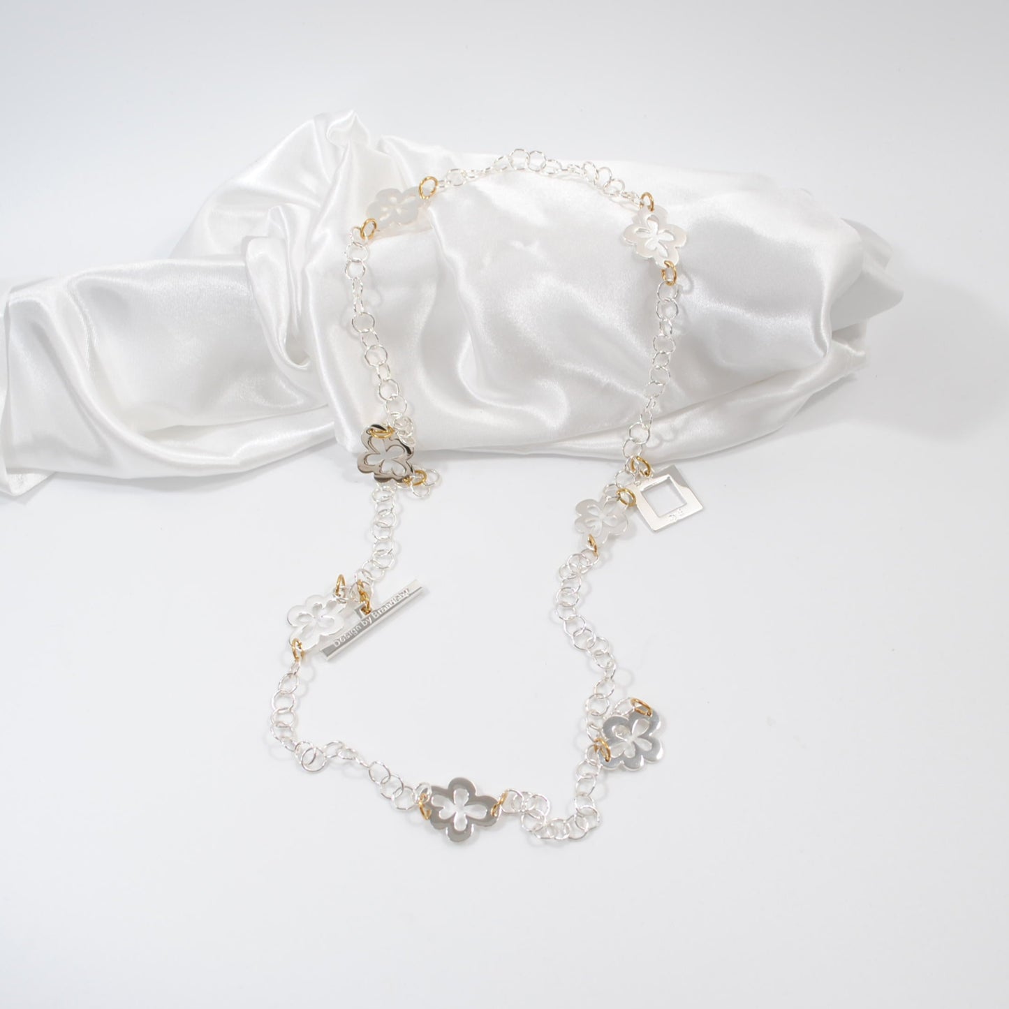 silver halsband med blommor och kedja design by brandeby