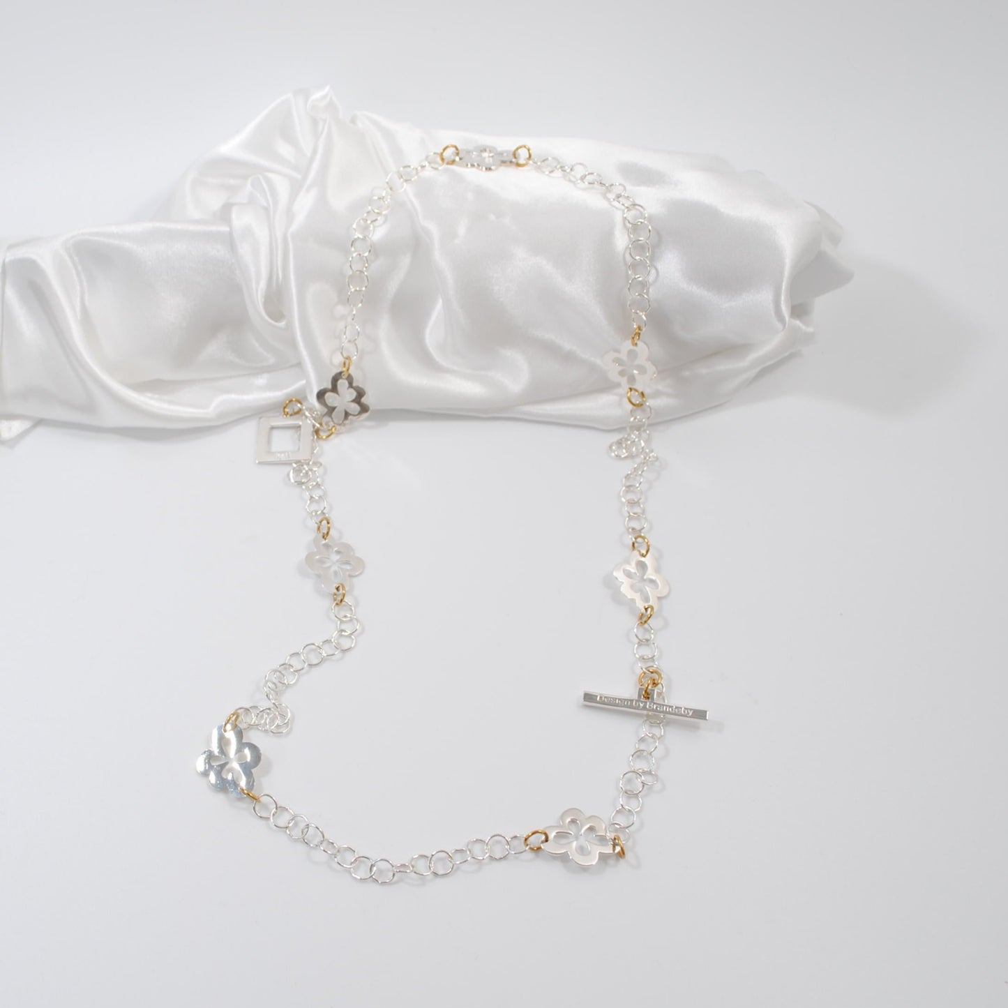 flexibelt halsband m blommor och kedja design by brandeby