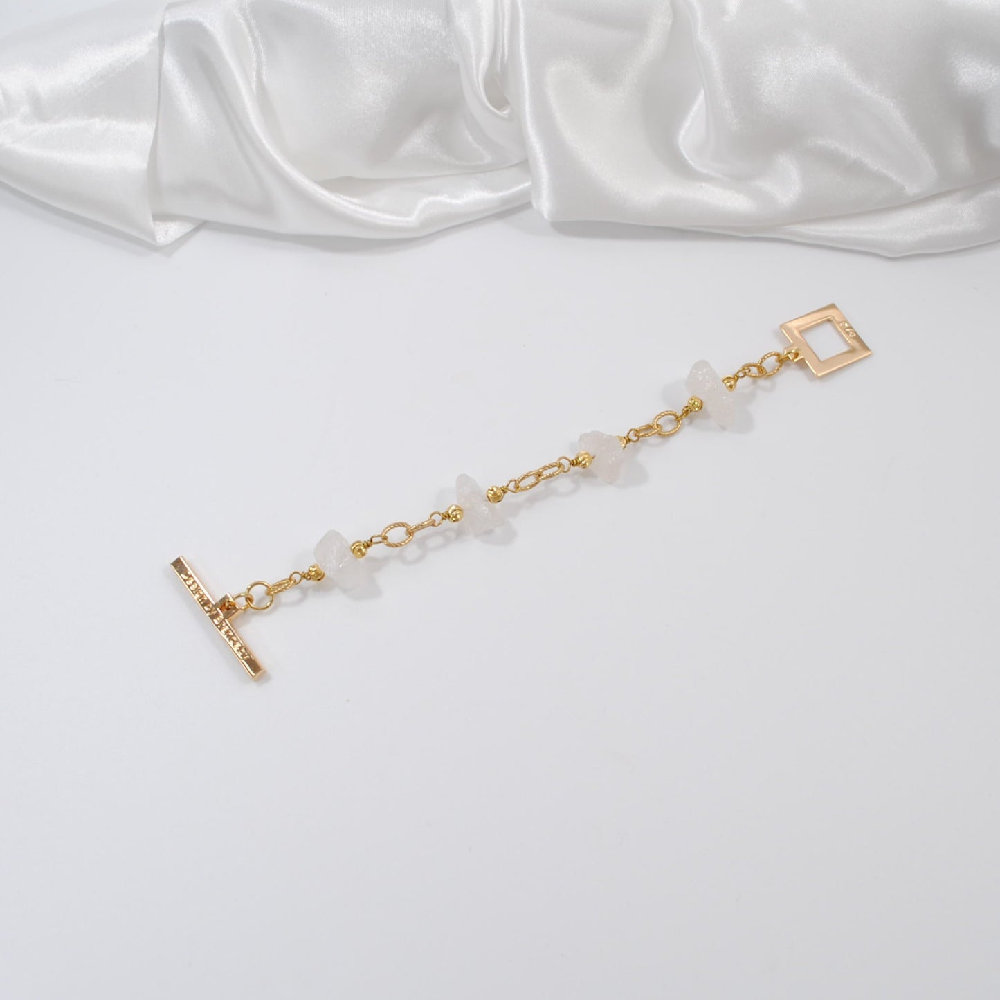 äkta hantverk svenskt armband i guld och äkta ädelsten bergkristall desing by brandeby