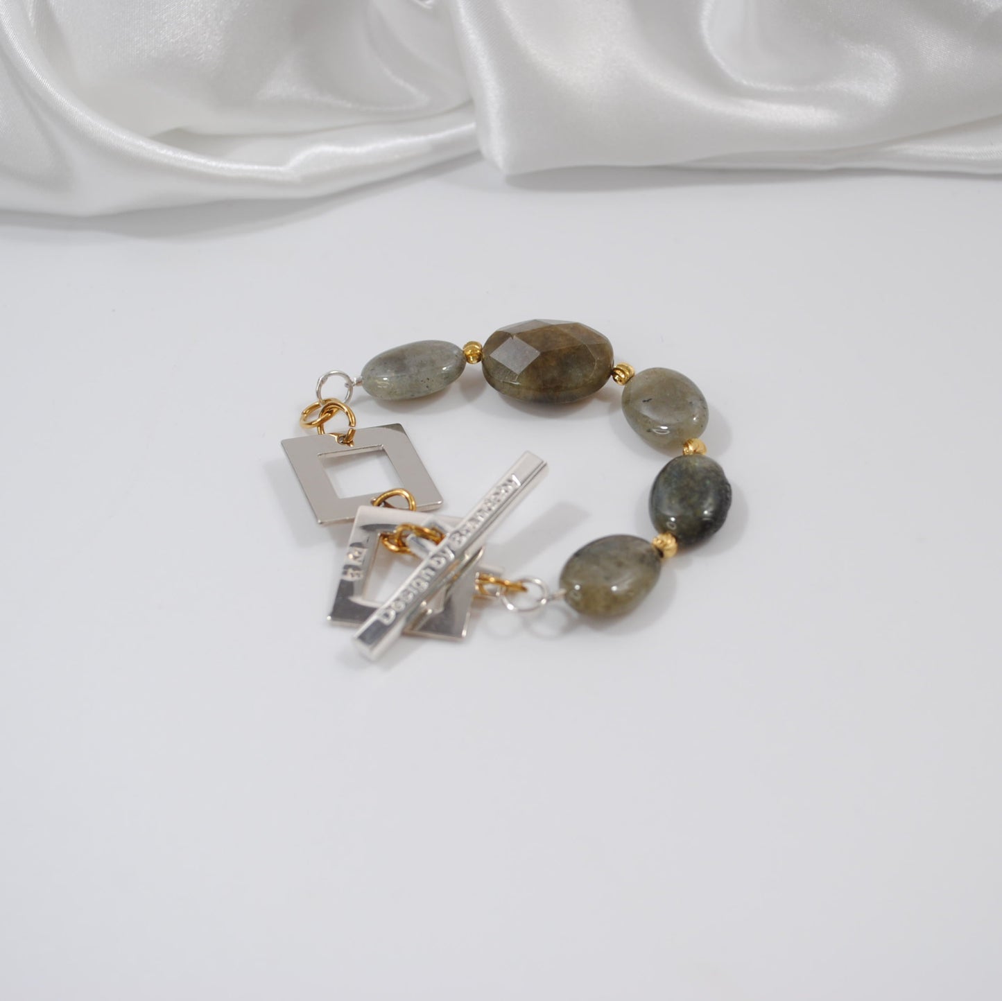 armband i lyxigt handgjort smycke mode medvetna kvinna design by brandeby