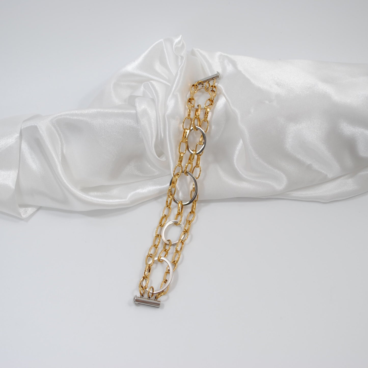 treradigt armband med cirklar och guld kedja design by brandeby