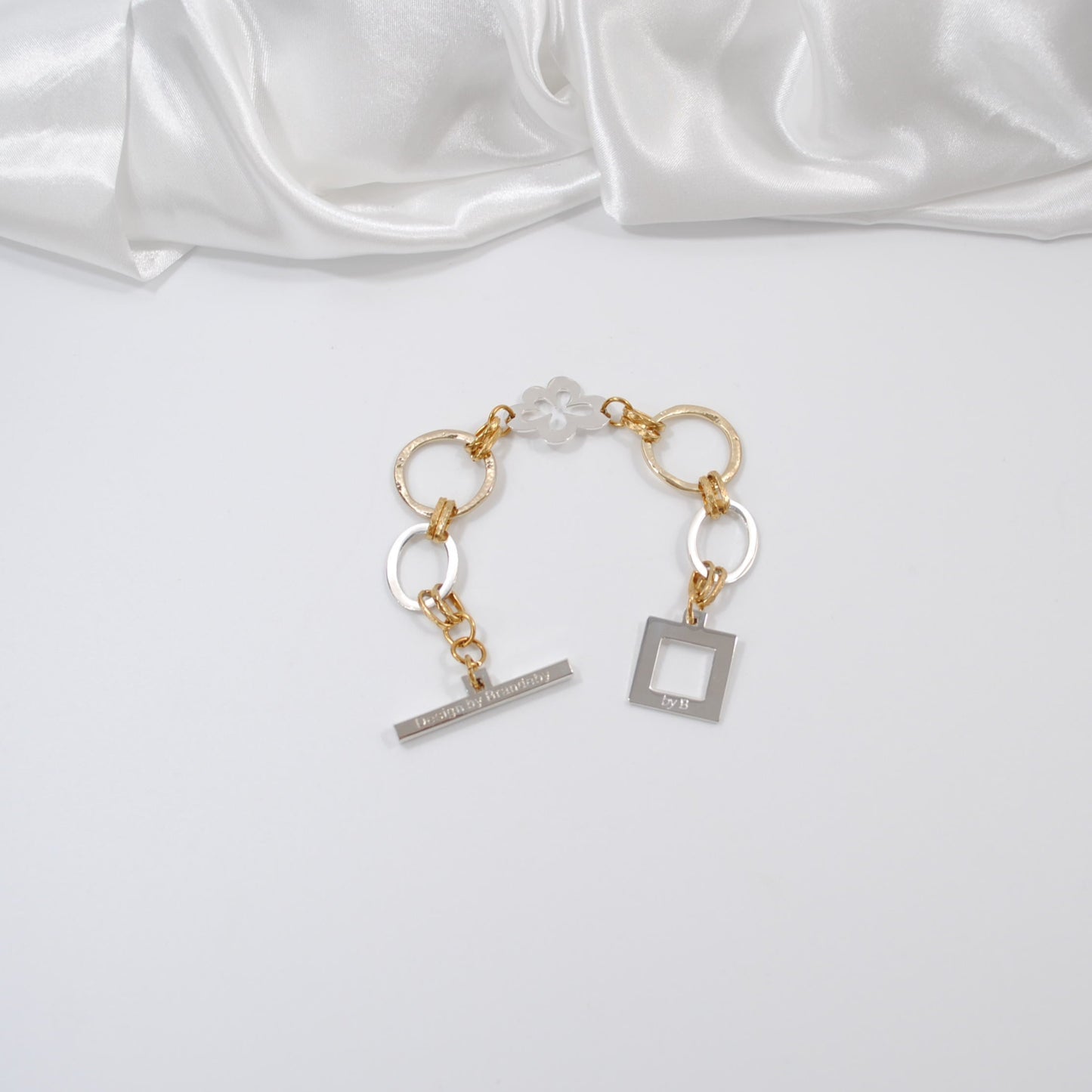 armband i silver guld med silver blomma och cirklar design by brandeby