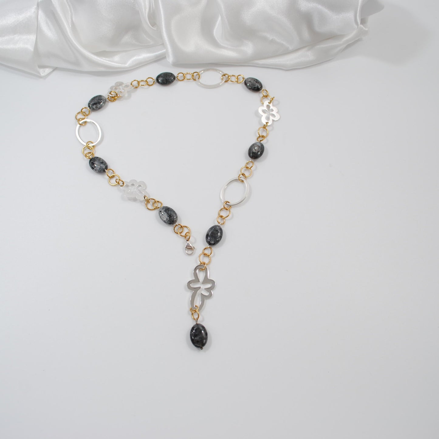 lyxigt elegant halsband handgjort äkta stenar design by brandeby