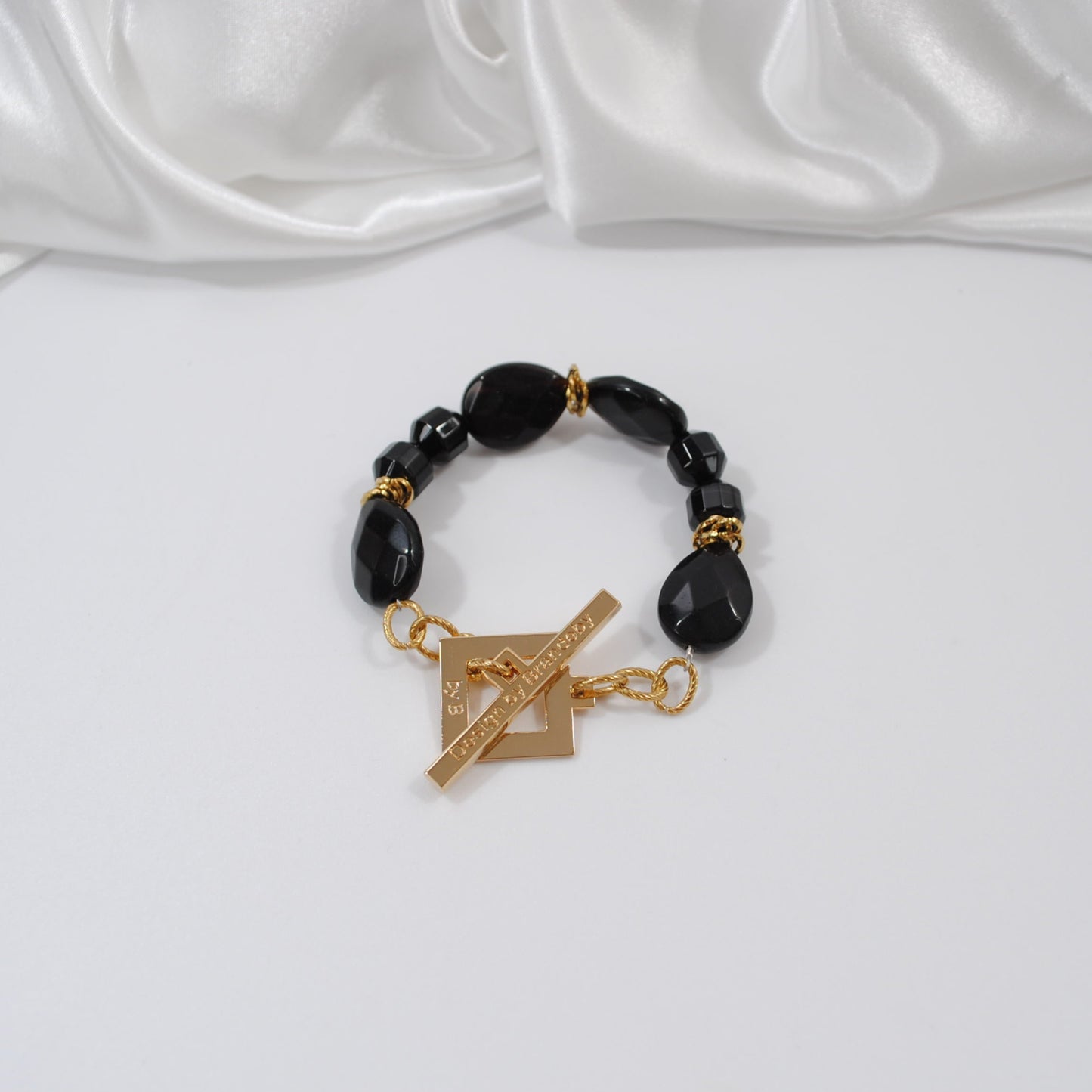 elegant lyxigt armband i svart och guld äkta ädelsten design by brandeby