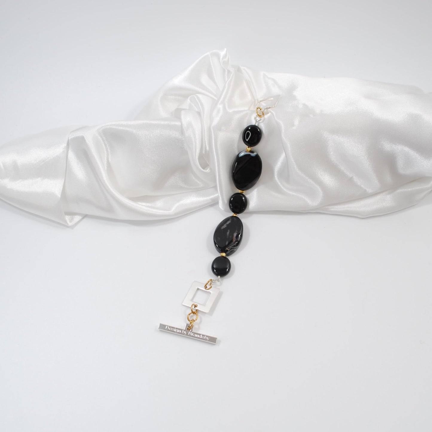 unikt handgjort armband i äkta svart agata ädelsten design by brandeby