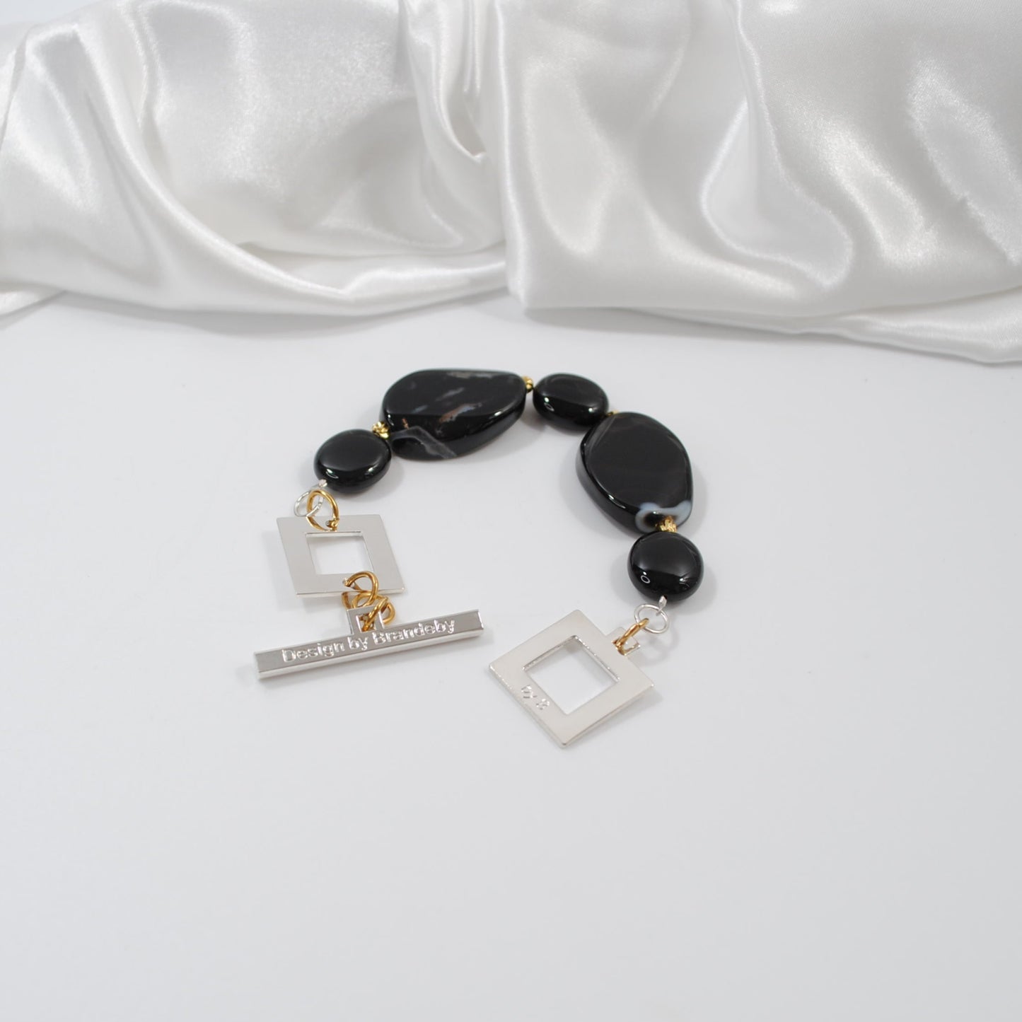 armband i svart ädelsten desing by brandeby