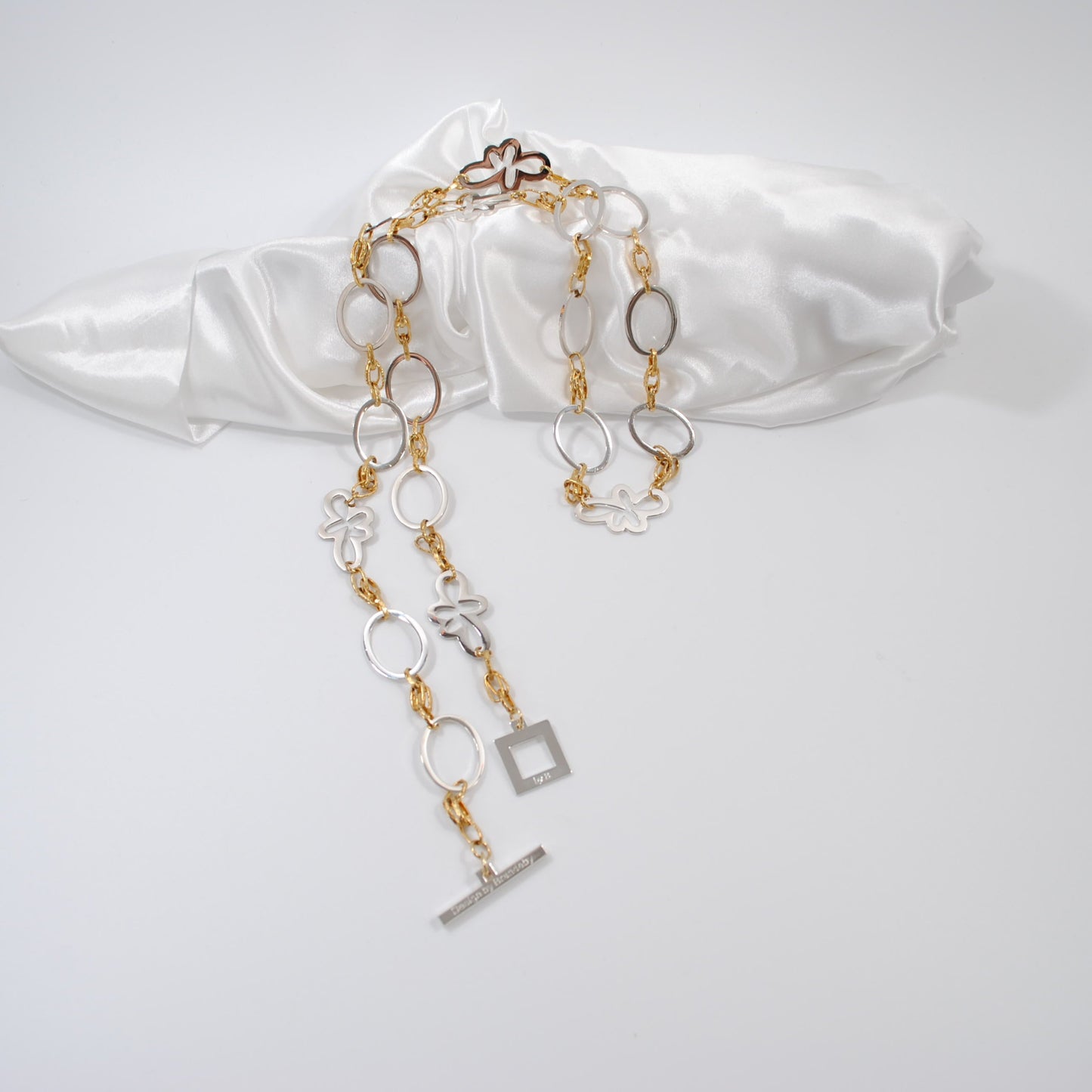 långt halsband silver guld med blommor och cirklar design by brandeby