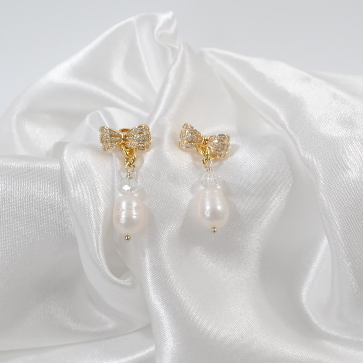 Bow Pearls Örhängen – Strass Rosett med Sötvattenpärla & Bergkristall | Design by Brandeby tillverkat för hand i sverige av susanne brandeby