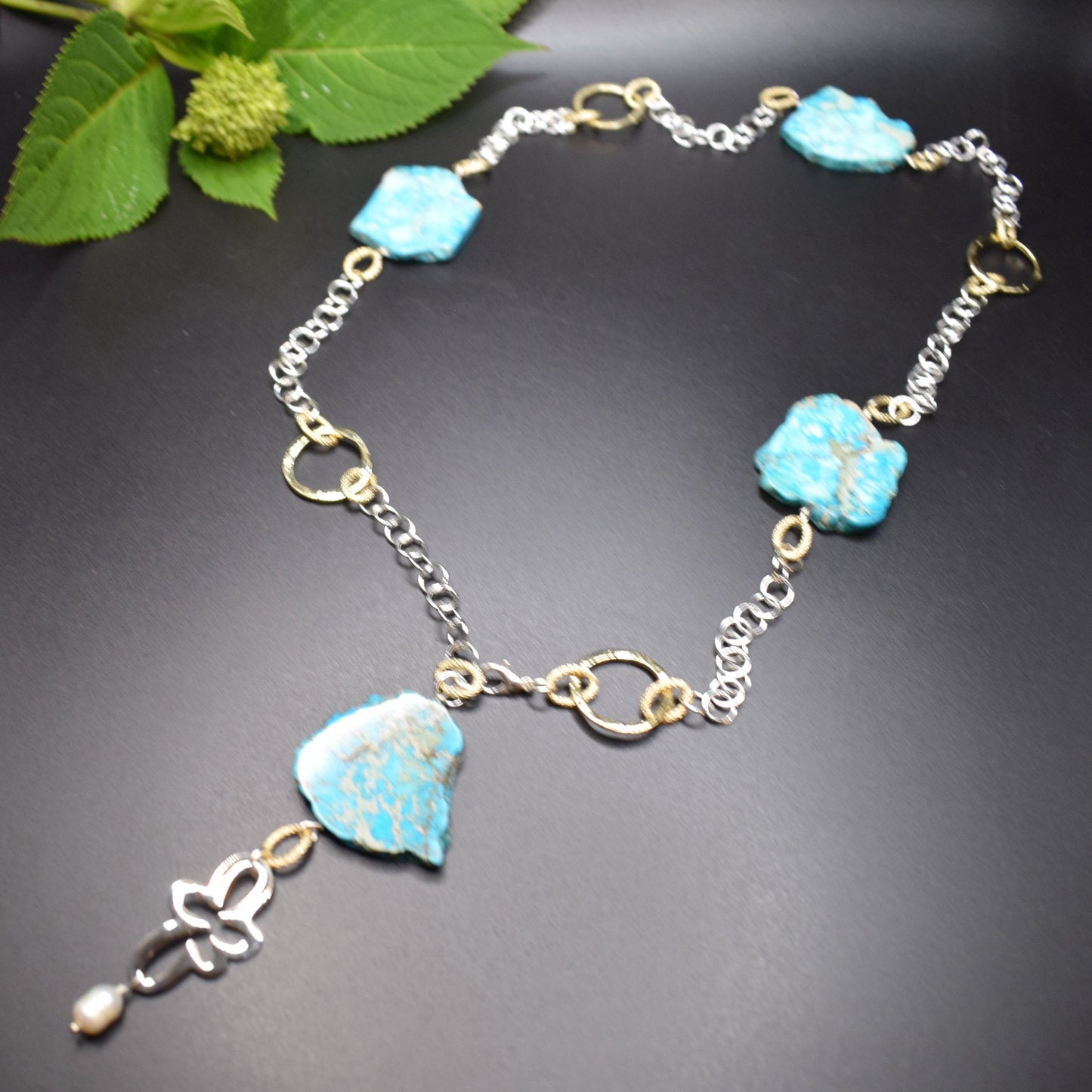 Halsband Happy blue necklace med imperial jasper stenar kedja och gulddetaljer och blomma
