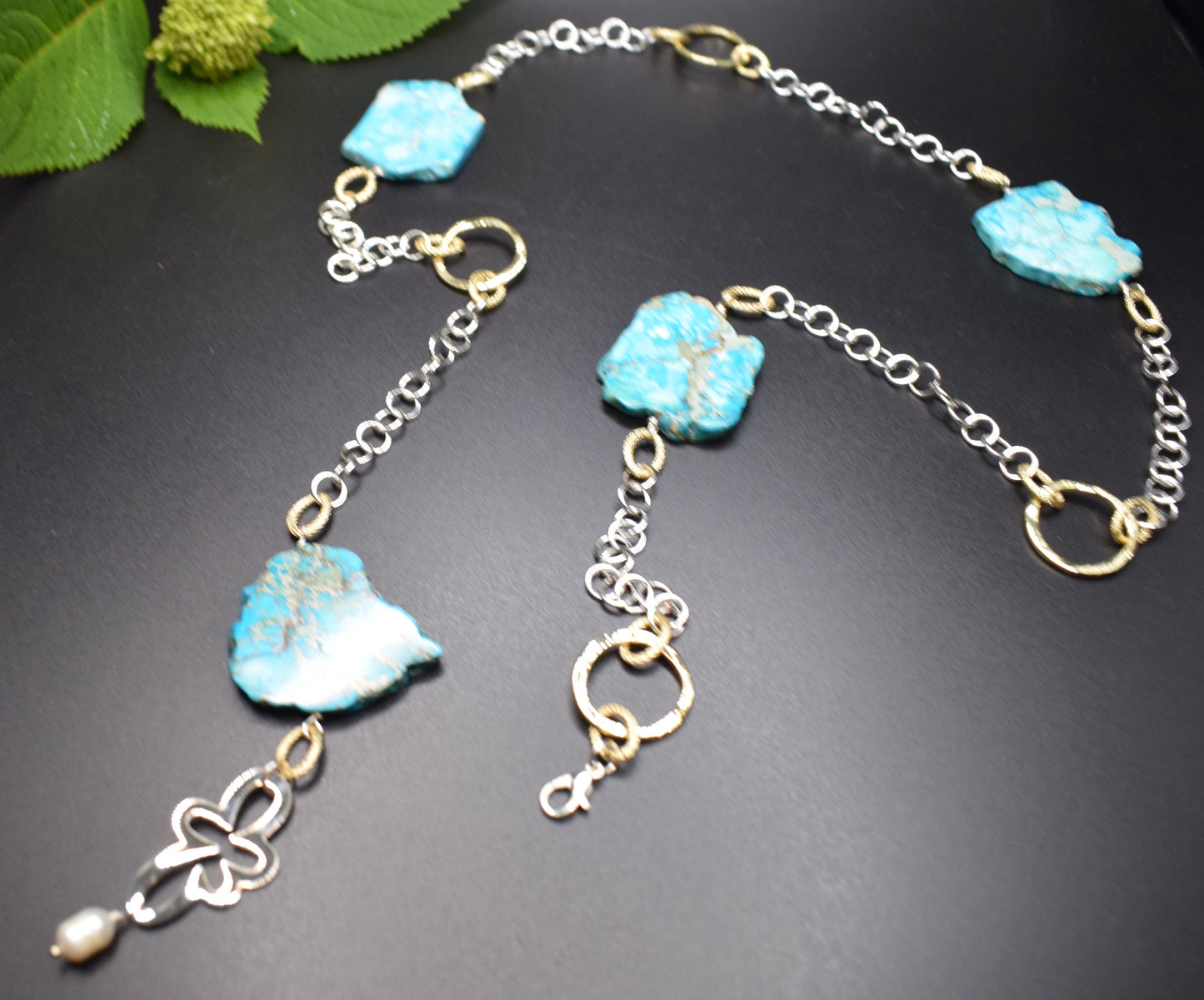 Halsband Happy blue necklace med imperial jasper stenar kedja och gulddetaljer och blomma