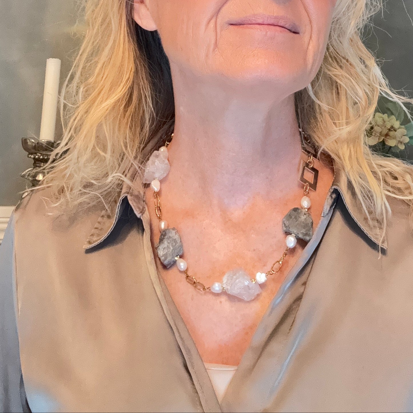 Exklusivt halsband med rå labradorit, bergkristall och äkta sötvattenspärlor. Limited edition 50 cm kort halsband. Handgjort i Sverige med naturliga stenar. för att starka kvinnor