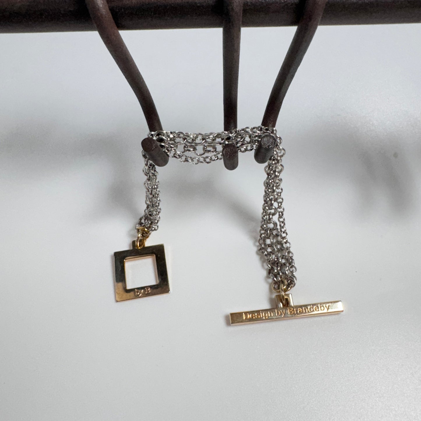 lyxigt aramband med fyra raders kedja och ett guld lås handgjort och egn design