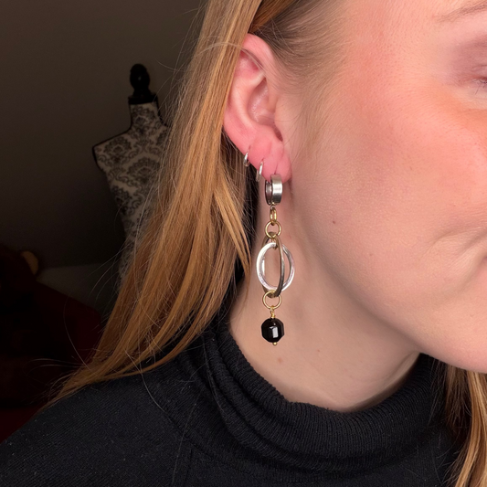 Eleganta Two Circles Örhängen med dubbla guldringar i 18k guld och fasettslipade svart onyx. Handgjorda i Sverige. Limited edition från Bold Grace Collection. Modern elegans. 7 cm.