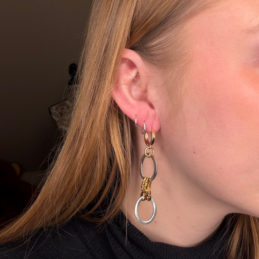 Eleganta Elegant Rope Earrings med egendesignade cirklar i sterling silver och 18k guld. Handgjorda i Sverige. Limited edition från Timeless Touch Collection. Exklusiv design. 7 cm.