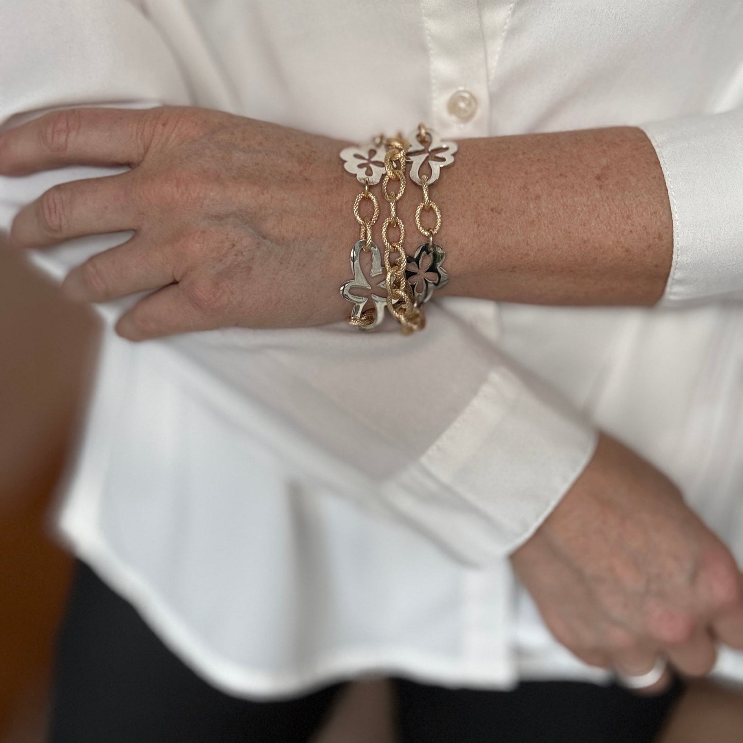 Elegant Flower Armband Design by Brandeby