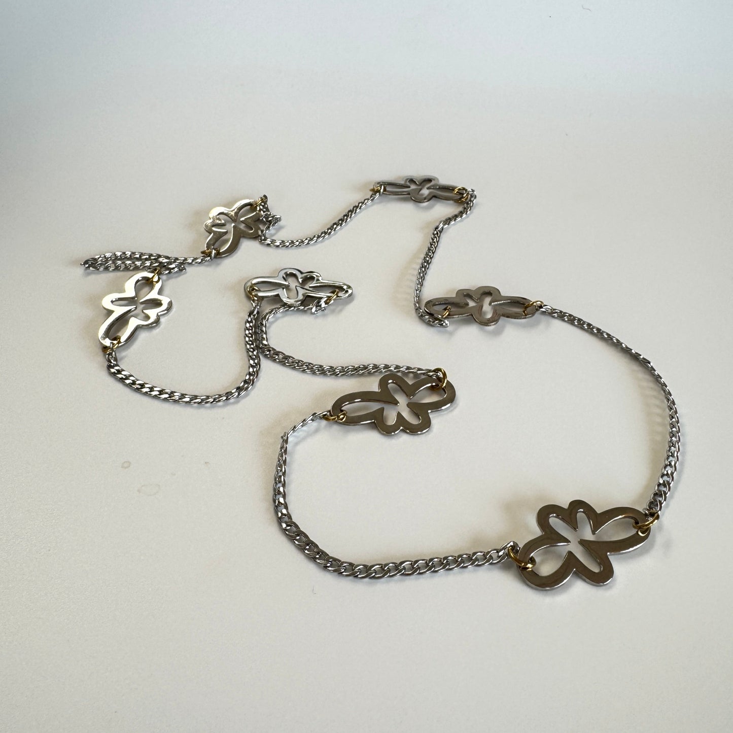 Chain of Flower Halsband från Design by Brandeby med egendesignade blommor, sterling silver-pläterade detaljer och guldringar i 18K guld PVD. Handgjort i Sverige.