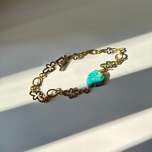 Statementhalsband med turkos Imperial Jasper, egendesignade blommor och cirklar. Handgjort i rostfritt stål med sterling silver-pläterade detaljer och 18K PVD-guldringar. 53 cm. Design by Brandeby.