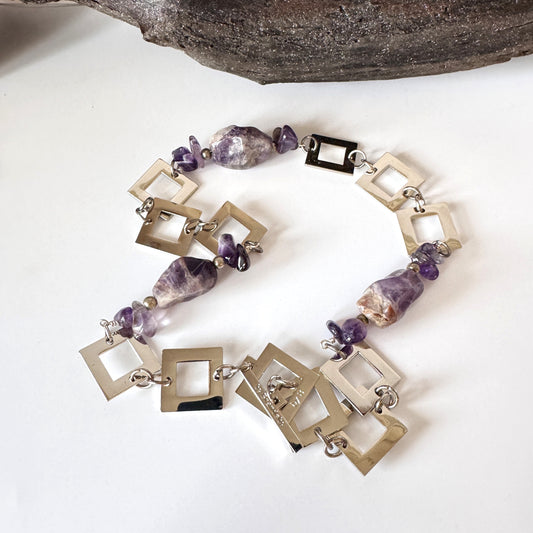 magiskt fina halvädelstenar ametist i lila färg i en lyxig modell