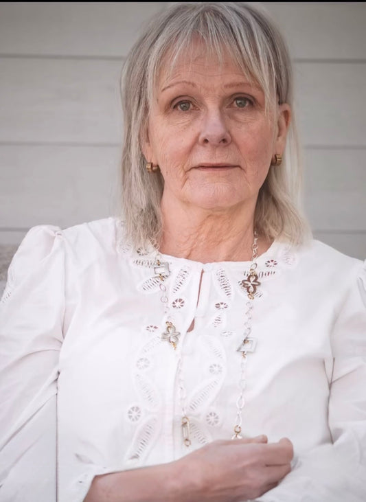 Långt handgjort halsband med egendesignade fyrkanter och blommor, silverpläterad mässingskedja och detaljer i 18K guld PVD. Bär på flera sätt. Design by Brandeby