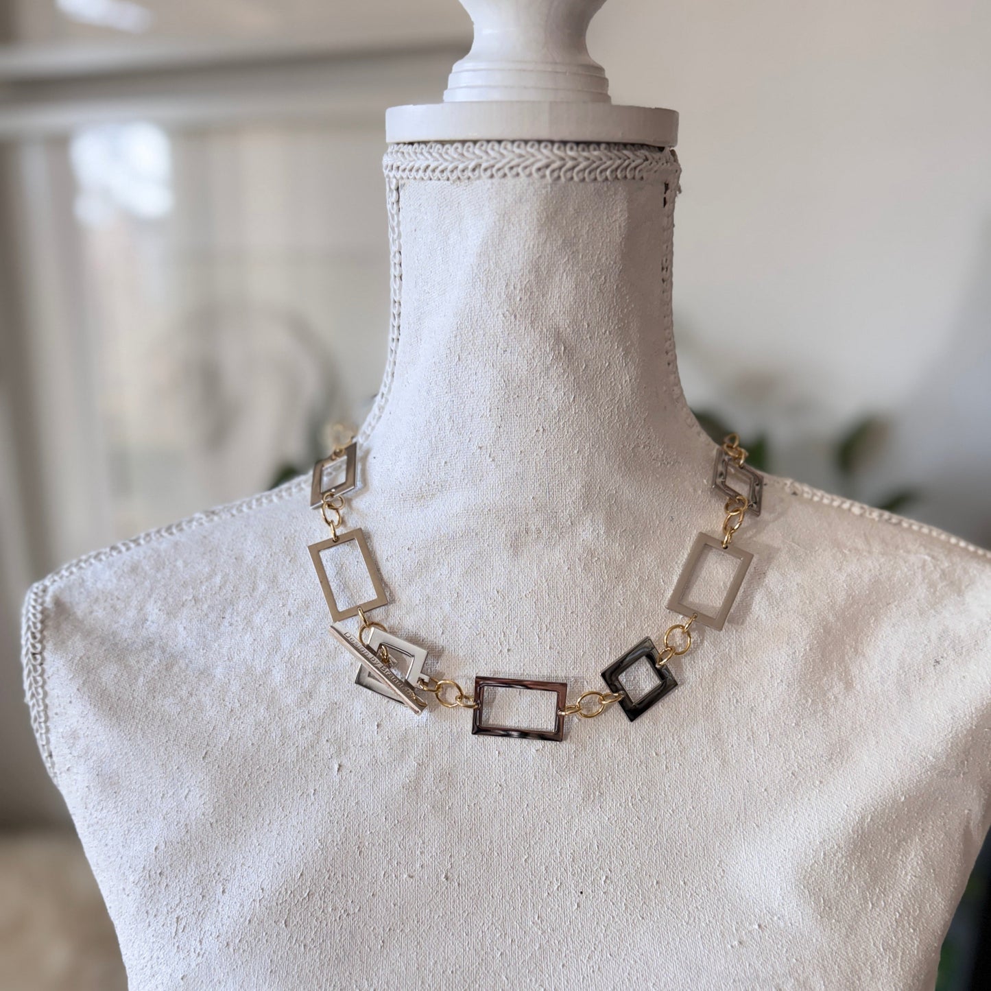 kort silver halsband med guldringar design by brandeby