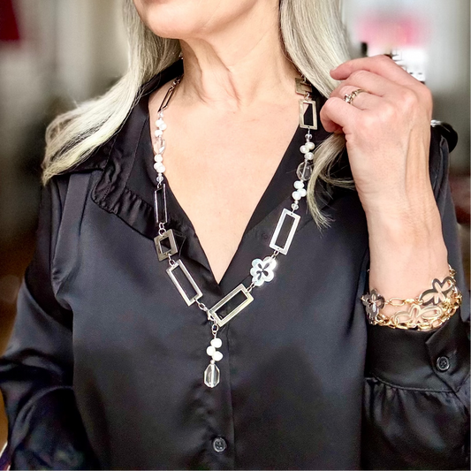 Silver Ice Halsband - Vita Sötvattenspärlor med Slipade Bergkristaller - Design by Brandeby unik flexibel design