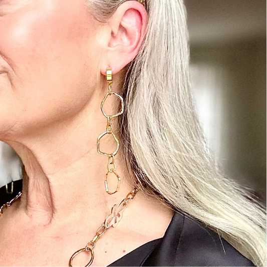 Stockholm Earrings är eleganta örhängen där guldringar möter bredare creoler i guld. De vackra ringarna skapar ett modernt och fashionabelt uttryck som utstrålar både elegans och lyx. Alla ringar är överdragna med 18 karats guld som tål slitage och behåller sin lyster.