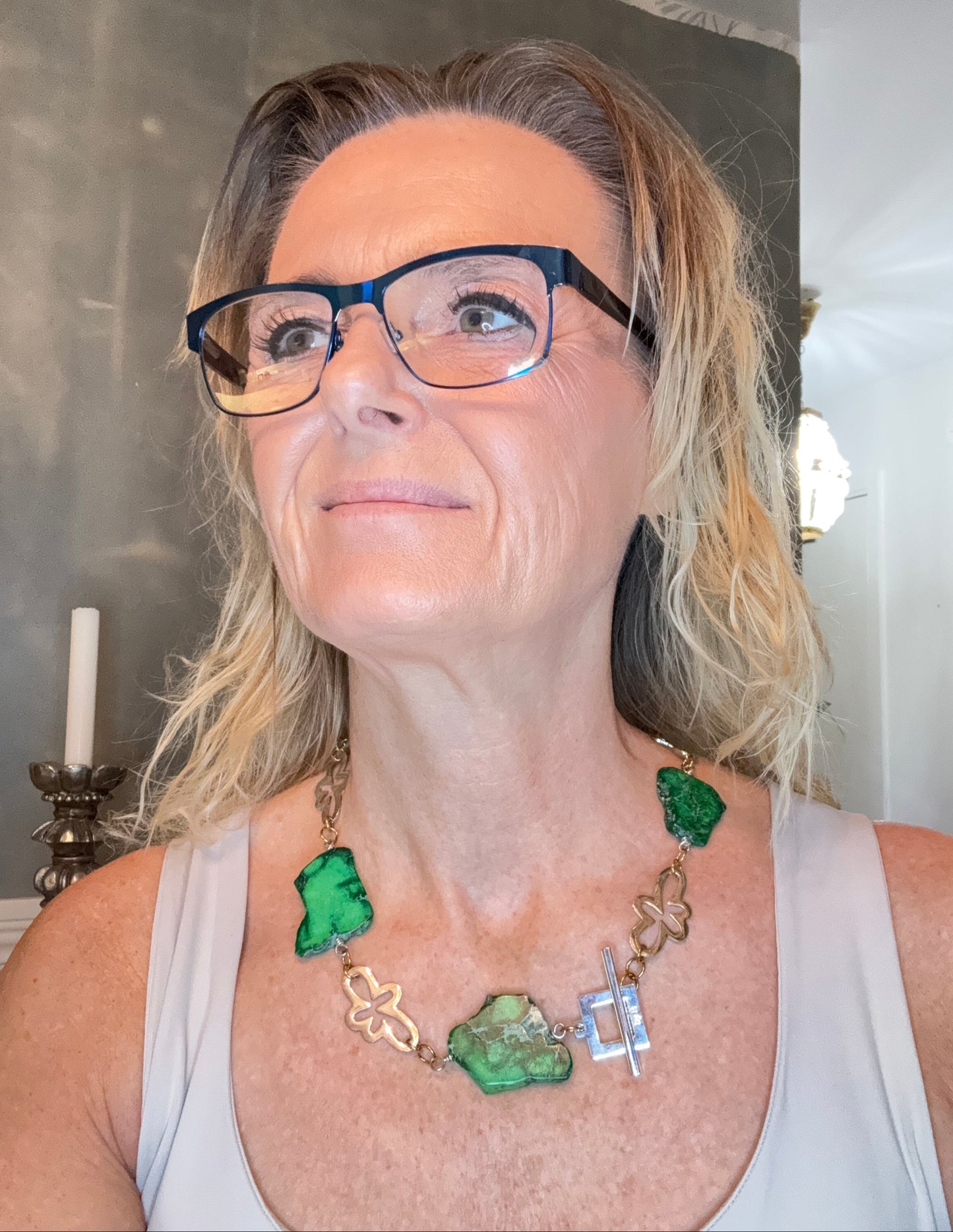Green Harmony Halsband är ett exklusivt kort halsband där äkta gröna imperial jasper-stenar möter elegant design. De vackra gröna stenarna i två olika nyanser symboliserar harmoni och balans, och skapar en känsla av naturlig skönhet. Ett statement-smycke som fångar blicken och framhäver din personliga stil.