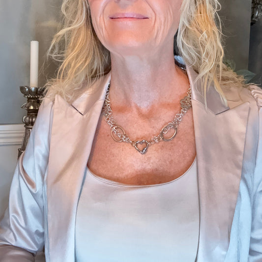 Long Silver Flower Halsband är ett vackert och flexibelt smycke med handgjorda blommor i silver och guld. Tillverkat i vår svenska ateljé med rostfria delar täckta med äkta sterling silver och guldiga ringar – ett smycke som passar både vardag och fest.