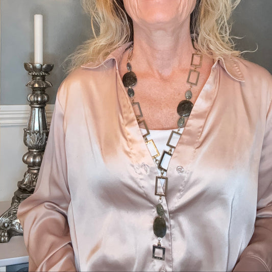 Handgjort Labradorit Statement Halsband med äkta labradorit, sterling silver och 18k guld. Långt flexibelt halsband 80 cm. Limited edition från The Essence Collection.