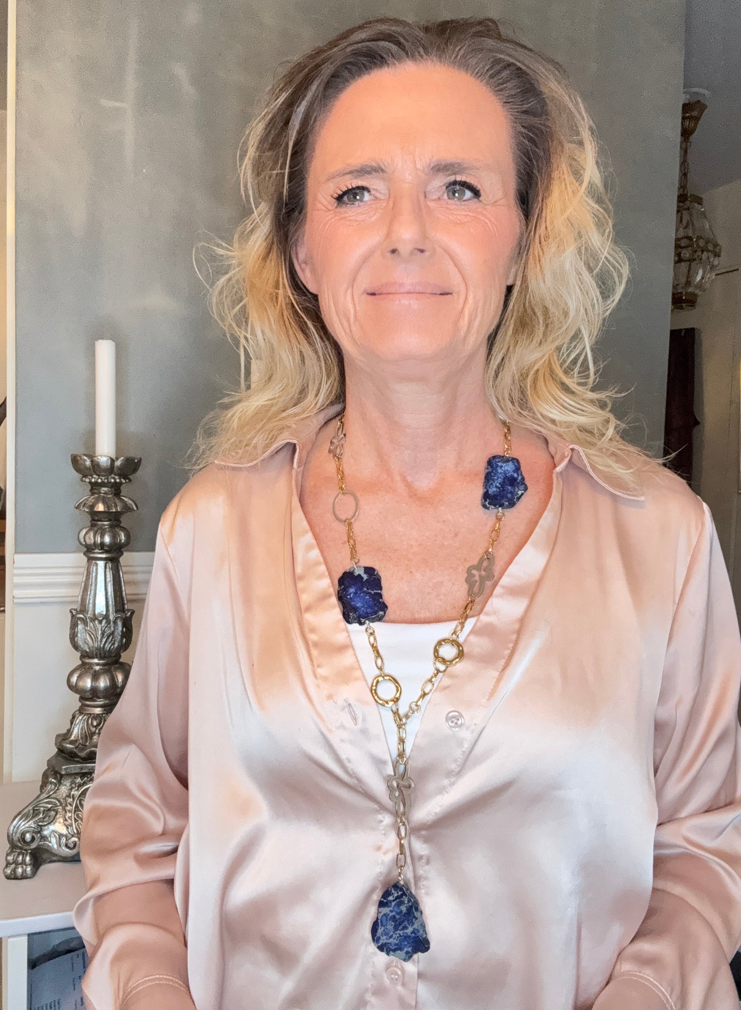 Exklusivt handgjort Royal Blue Halsband med blå imperial jasper, rostfria delar och sterling silver. Långt flexibelt halsband 80 cm från Bold Grace Collection. Limited edition.