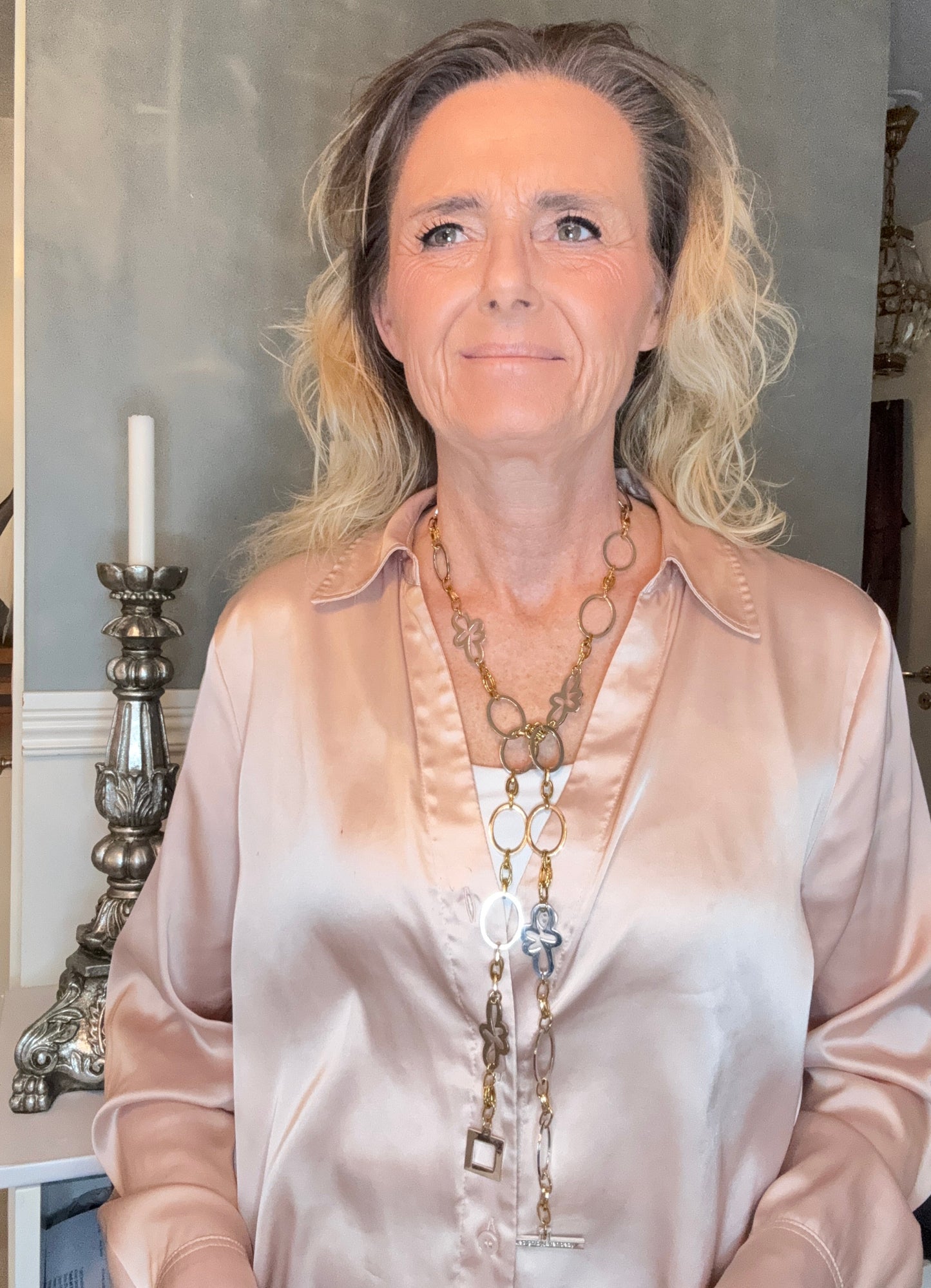 Handgjort Exclusive Gold Silver Halsband med dubbla guldringar och sterling silver blommor. Extra långt flexibelt halsband 100 cm. Limited edition från The Essence Collection.