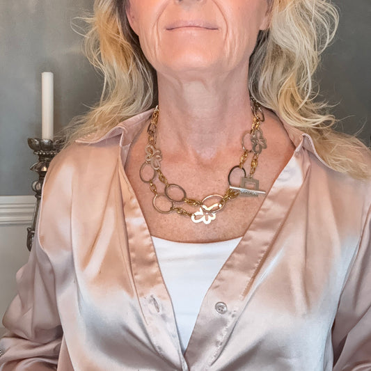 Handgjort Exclusive Gold Silver Halsband med dubbla guldringar och sterling silver blommor. Extra långt flexibelt halsband 100 cm. Limited edition från The Essence Collection.