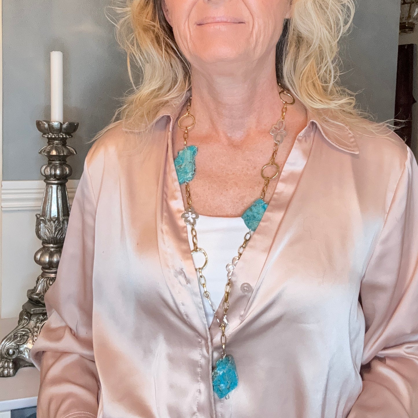 Handgjort Stockholm Grace Halsband med äkta imperial jasper, sterling silver blommor och 18k guld kedja. Långt flexibelt halsband 85 cm. Limited edition från The Essence Collection.