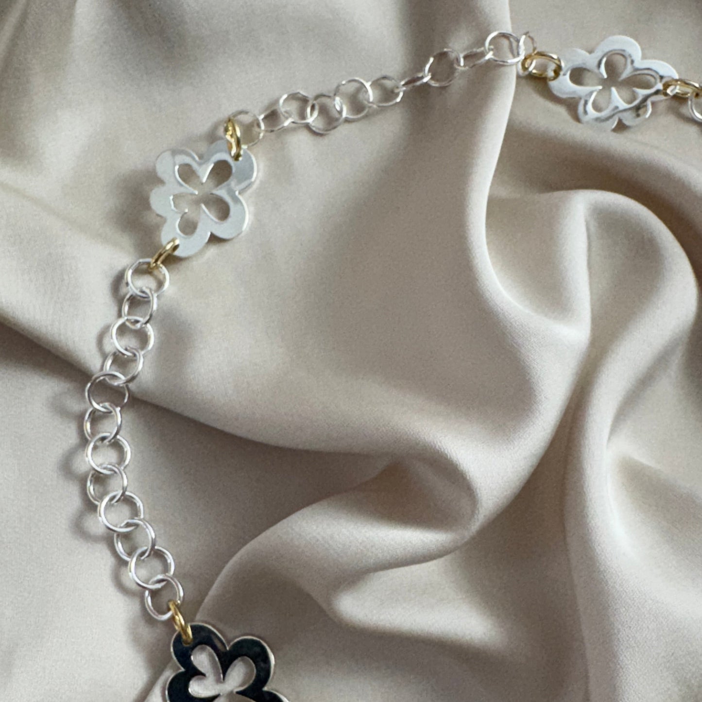 Kort Halsband Guld – Bloming Flower Handgjort Silver | Design by Brandeby