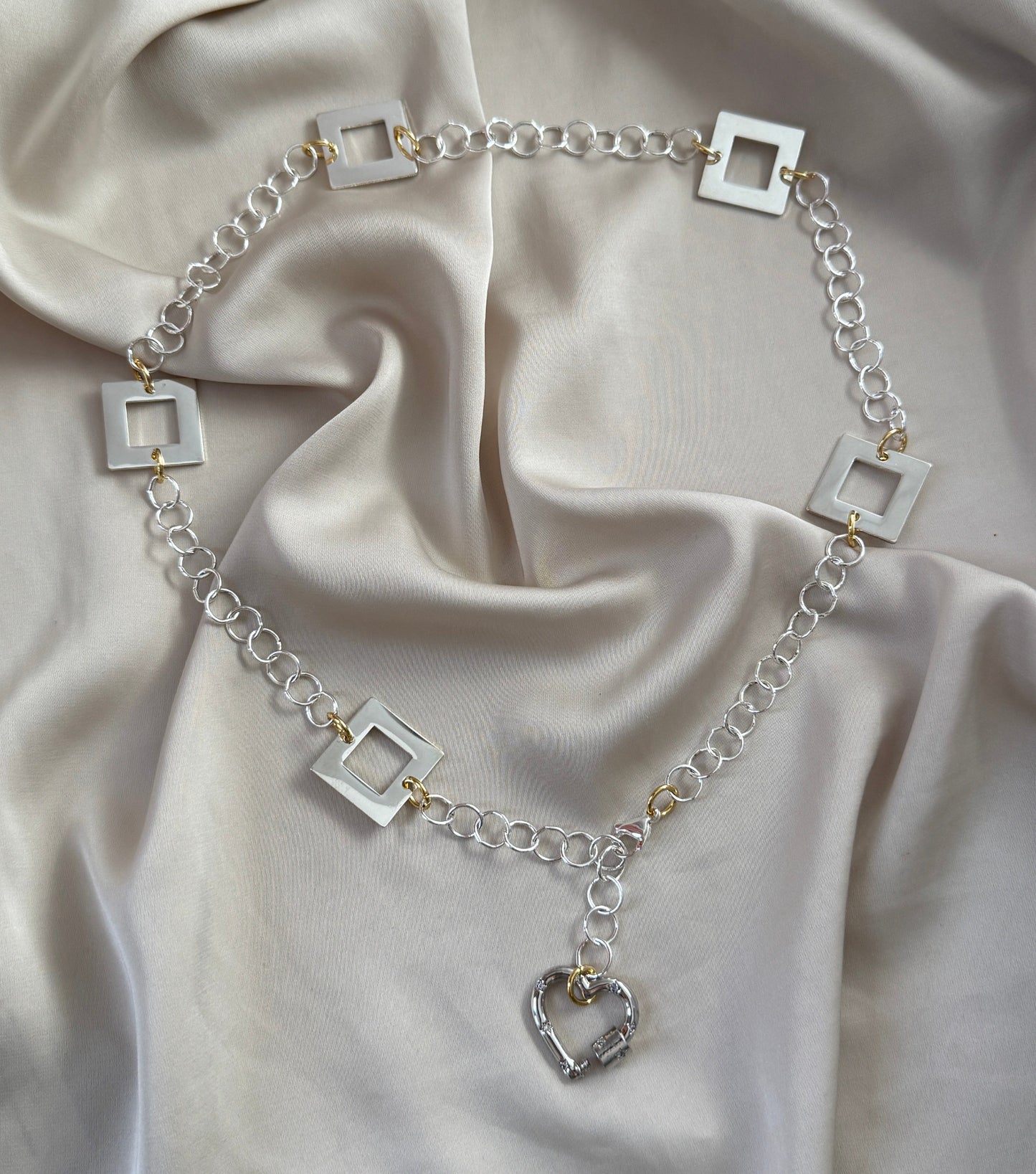 Square Gold Halsband - Fyrkanter med 18k Guld och Strass-hjärta - Design by Brandeby