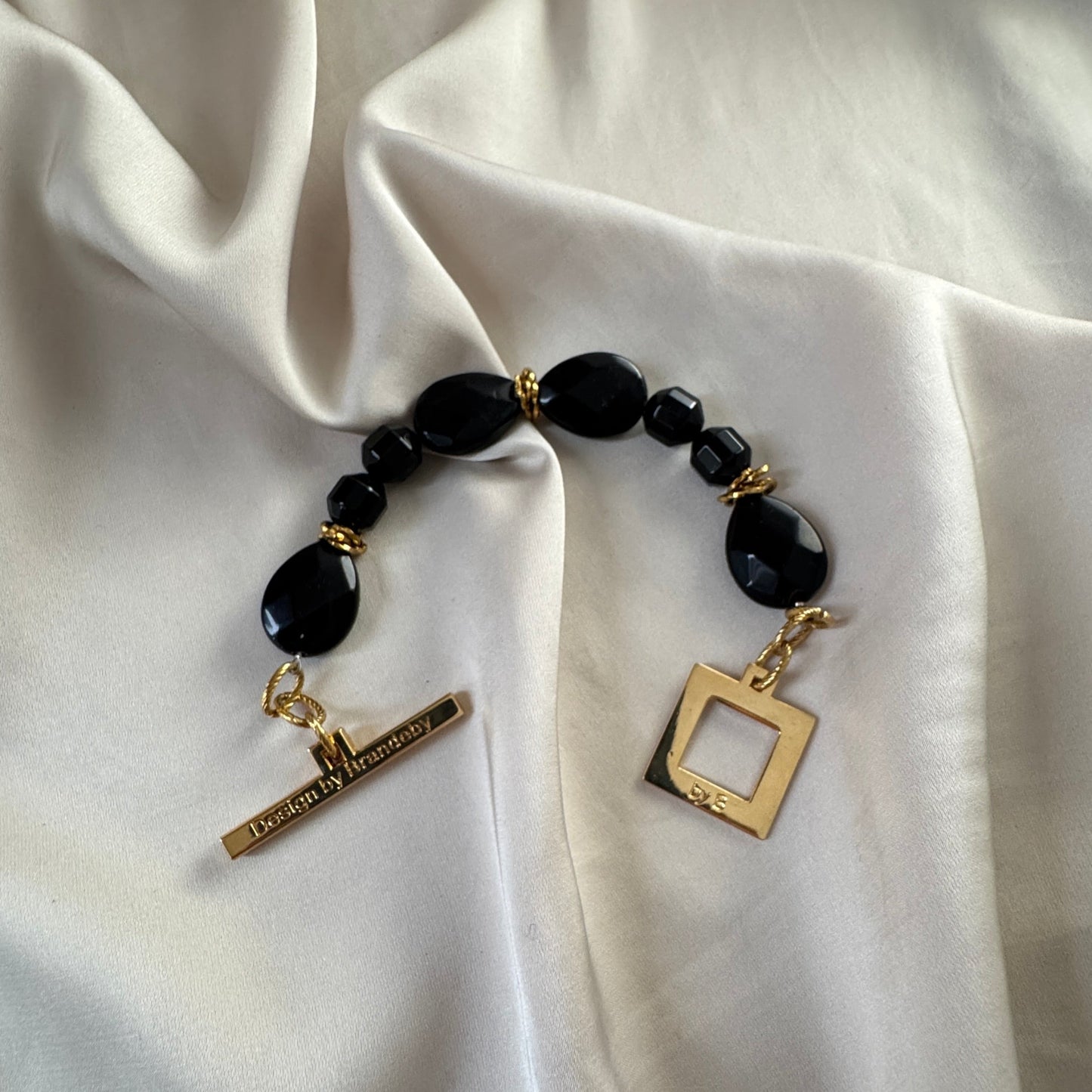 Elegance Shadow Armband - Svart Onyx Obsidian Guld Handgjort Sverige - design bybrandeby