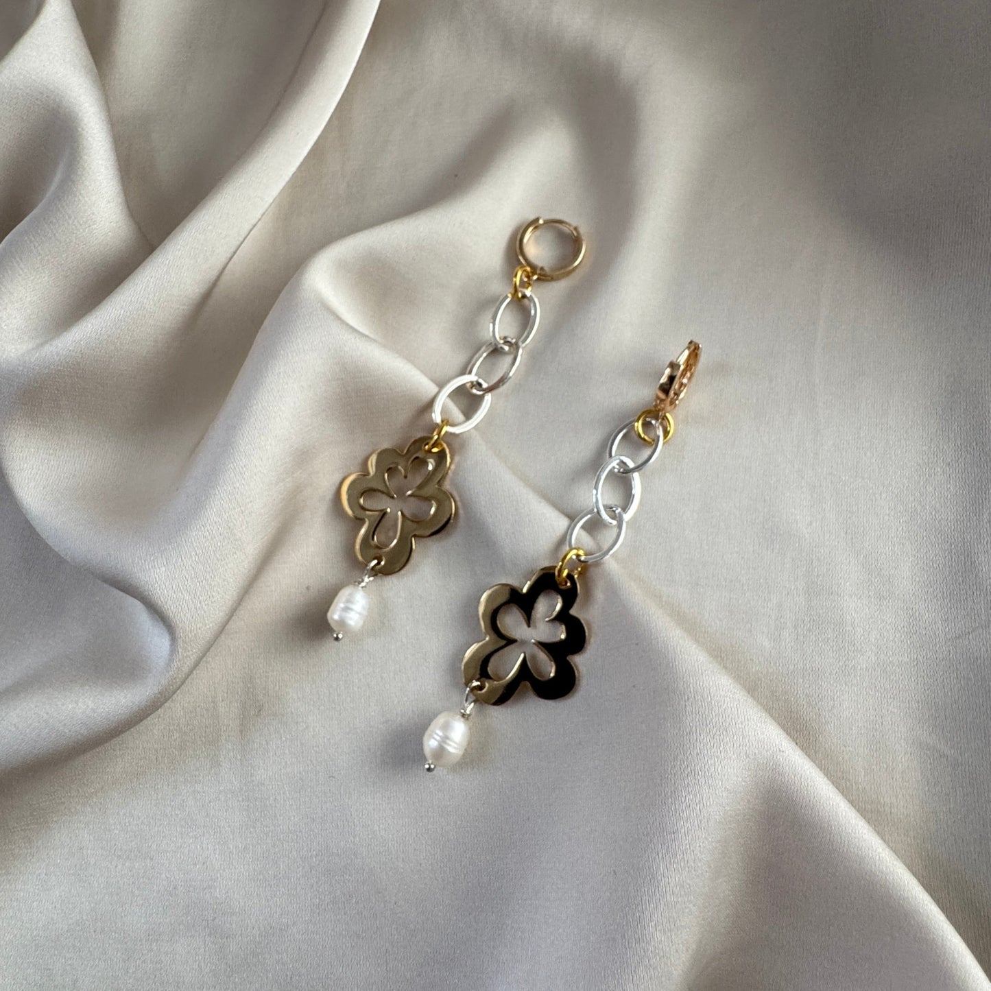 Gold Flower Örhängen – Handgjorda Guldörhängen i Svensk Design | Design by Brandeby