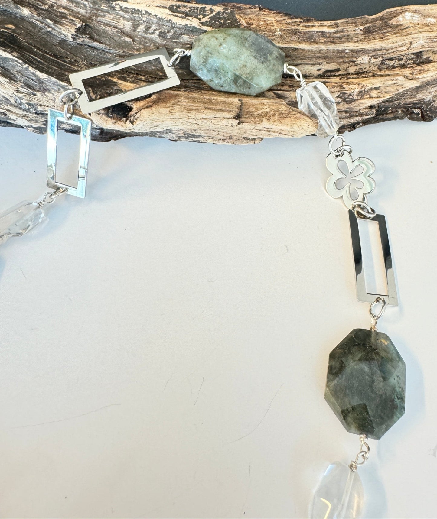 Labradorite Elegance Halsband - Design by Brandeby kort halsband med slipad halvädelsten som bergkristall