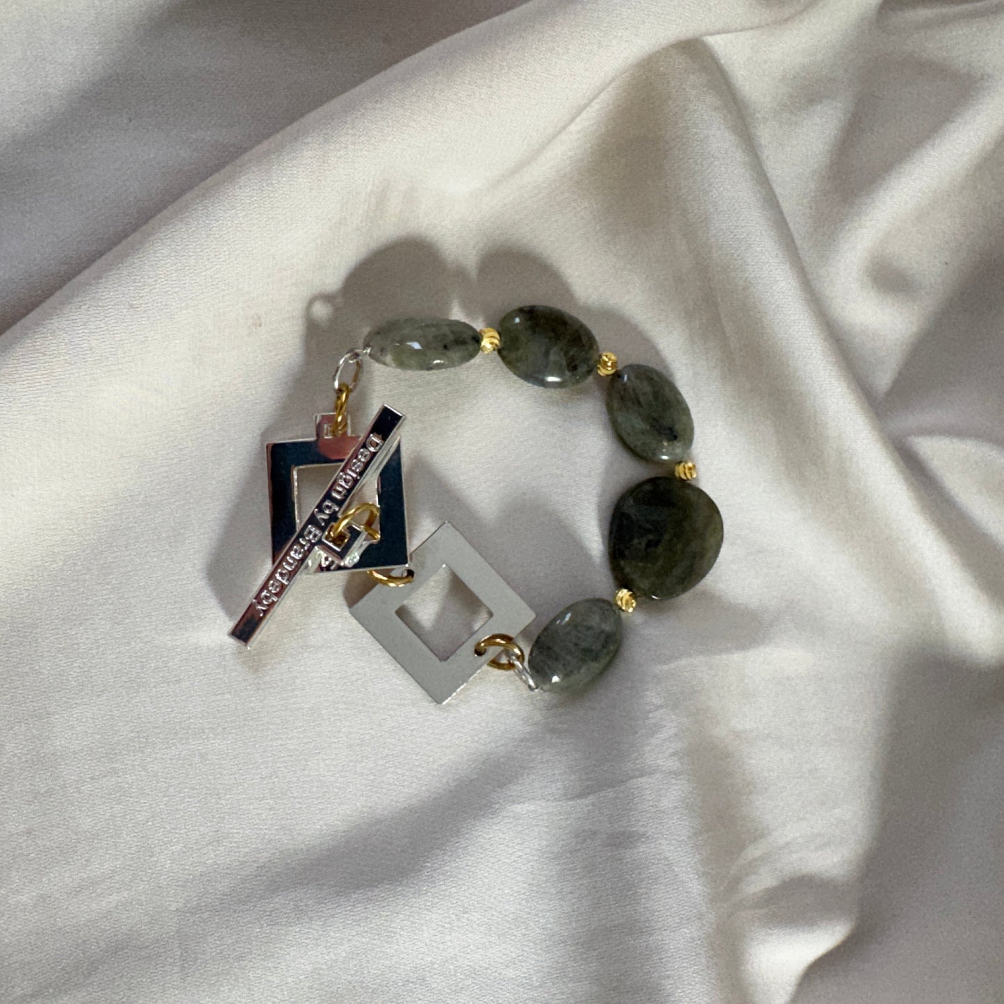Labradorit Statement Armband - Äkta Labradorit med Gulddetaljer - Design by Brandeby