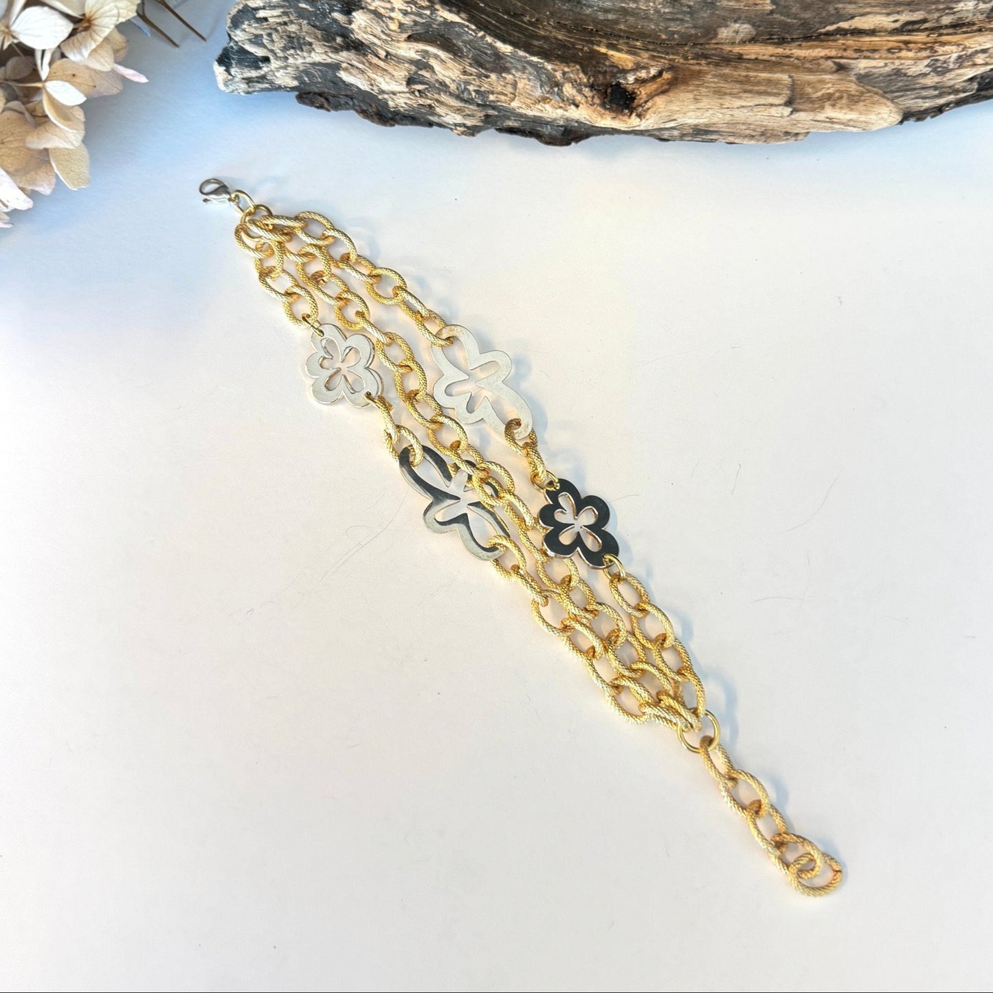 treradigt armband. kedja och egendesignade blommor i lyxig design