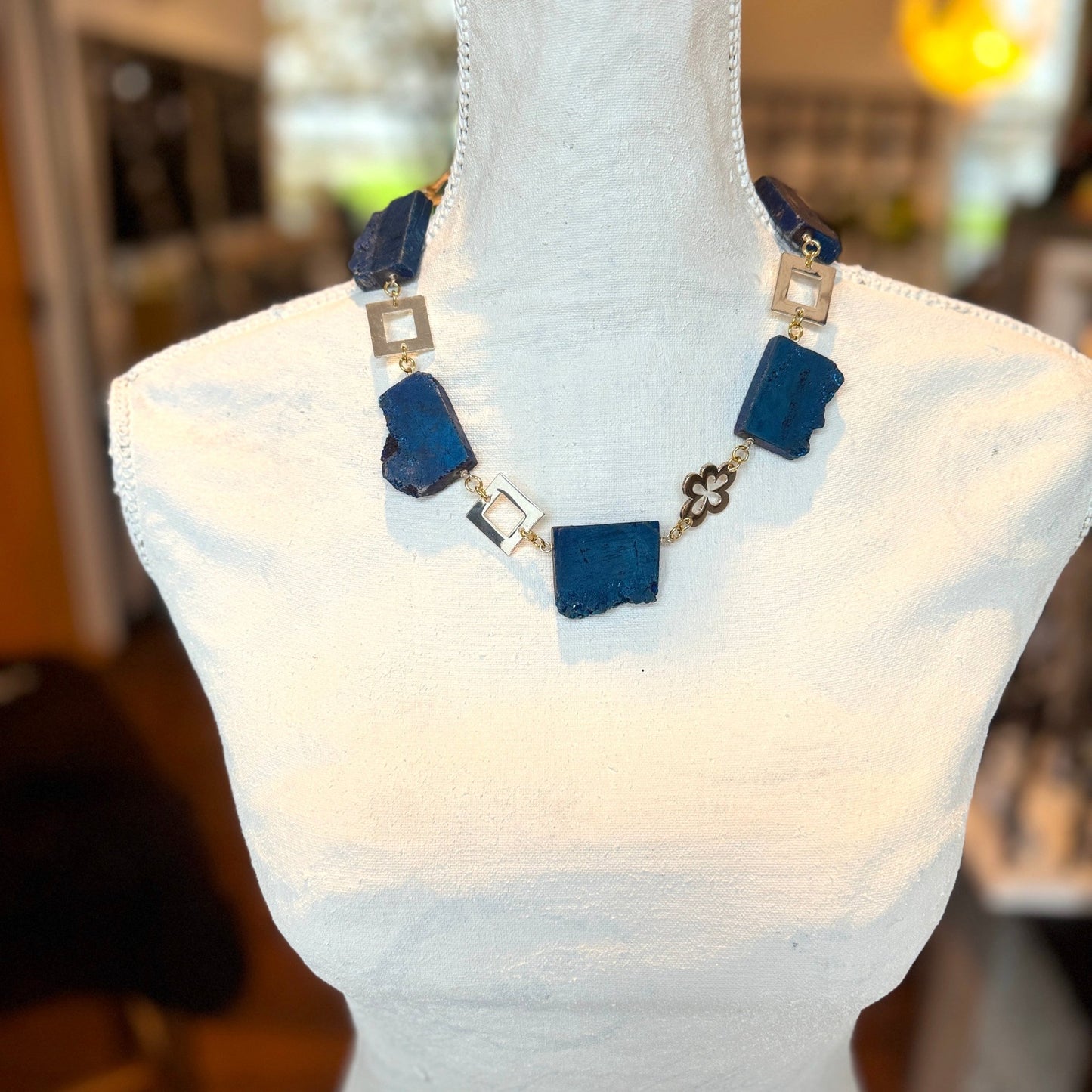 elegant lyigt handgjort smycke i en kort modell i blått guldringar i äkta 24 karats guld unik design