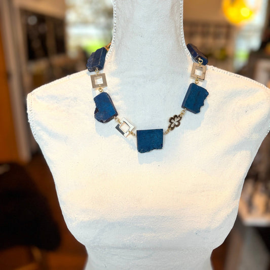 elegant lyigt handgjort smycke i en kort modell i blått guldringar i äkta 24 karats guld unik design