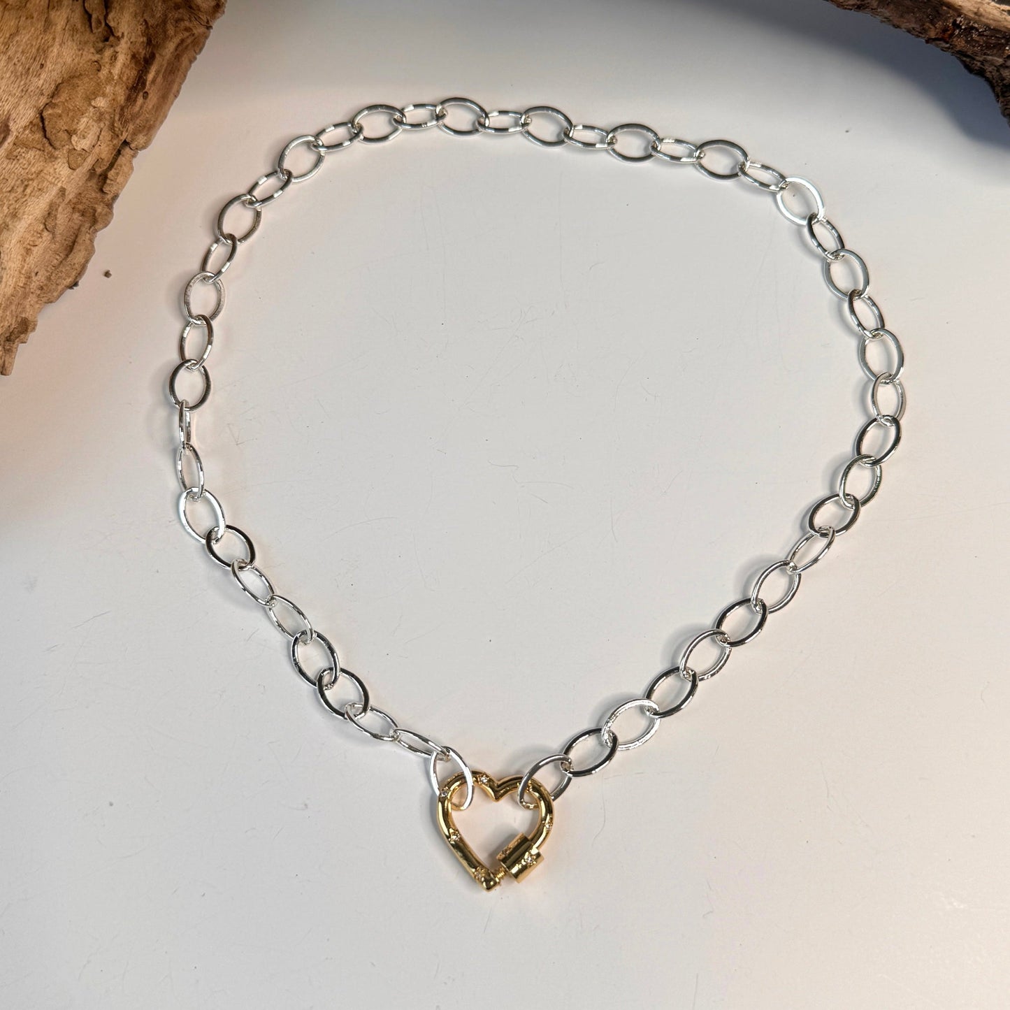 Short Gold Heart Halsband Design by Brandeby