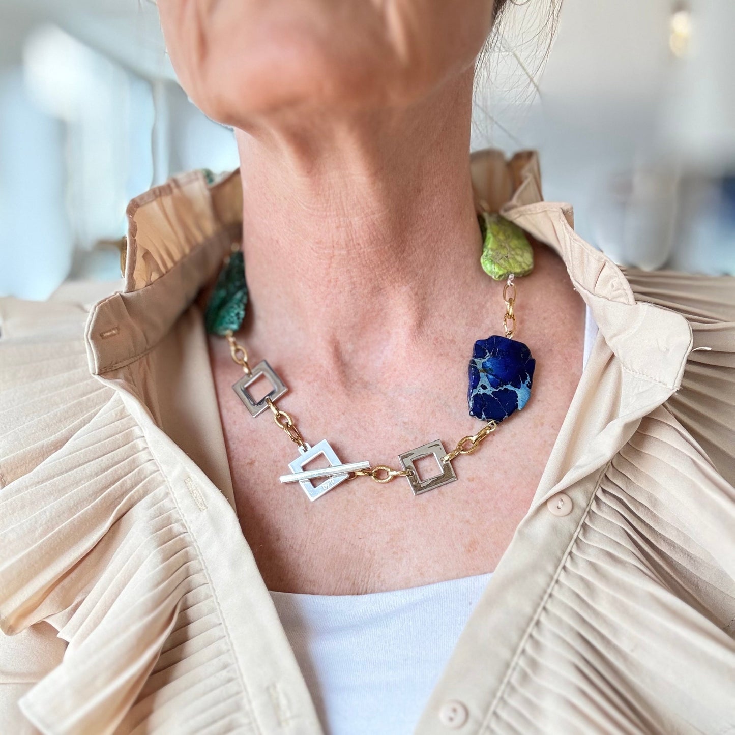 Handgjort halsband med färgstarka Imperial Jasper-stenar och 18K guld PVD-kedja. Egendesignat lås, 55 cm. Limited Edition från Design by Brandeby.