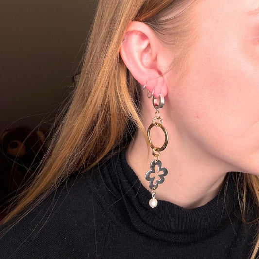 Eleganta Flower Glam Örhängen med hamrade guldringar, blomma i sterling silver och äkta sötvattenpärla. Handgjorda i Sverige. Limited edition från Bold Grace Collection. 9 cm.