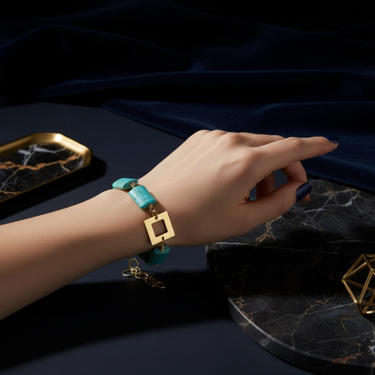 Armband på modell i lyxmiljö