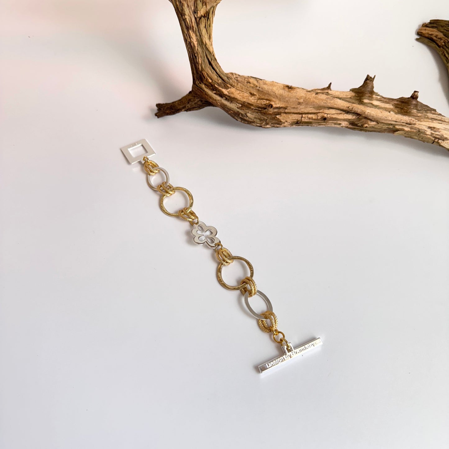 armband i lyxigt handgjort utförande till den medvetna kvinnan design by brandeby