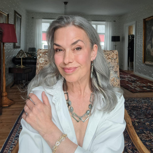 eva karin sigetty bär ett elegant halsband med äkta labradorit stenar från design by brandeby