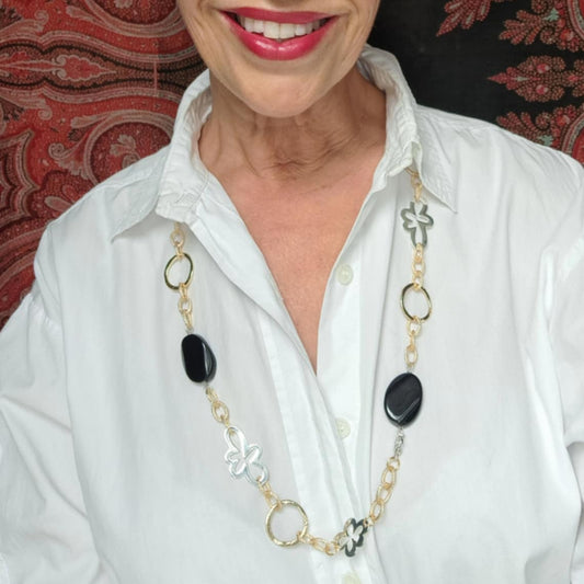 eva karin sigetty bär här ett långt halsband från design by brandeby med svarta agat stenar och guld och silver delar